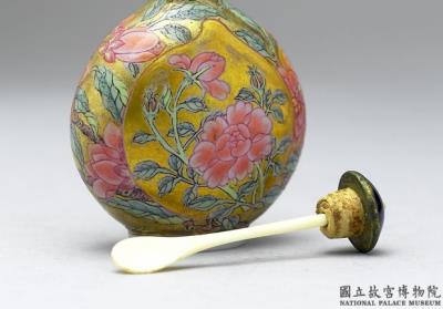 图片[2]-Glass-body painted enamel snuff bottle with a peach-and-flower design on a gold background, Qing dynasty, Qianlong reign (1736-1795)-China Archive